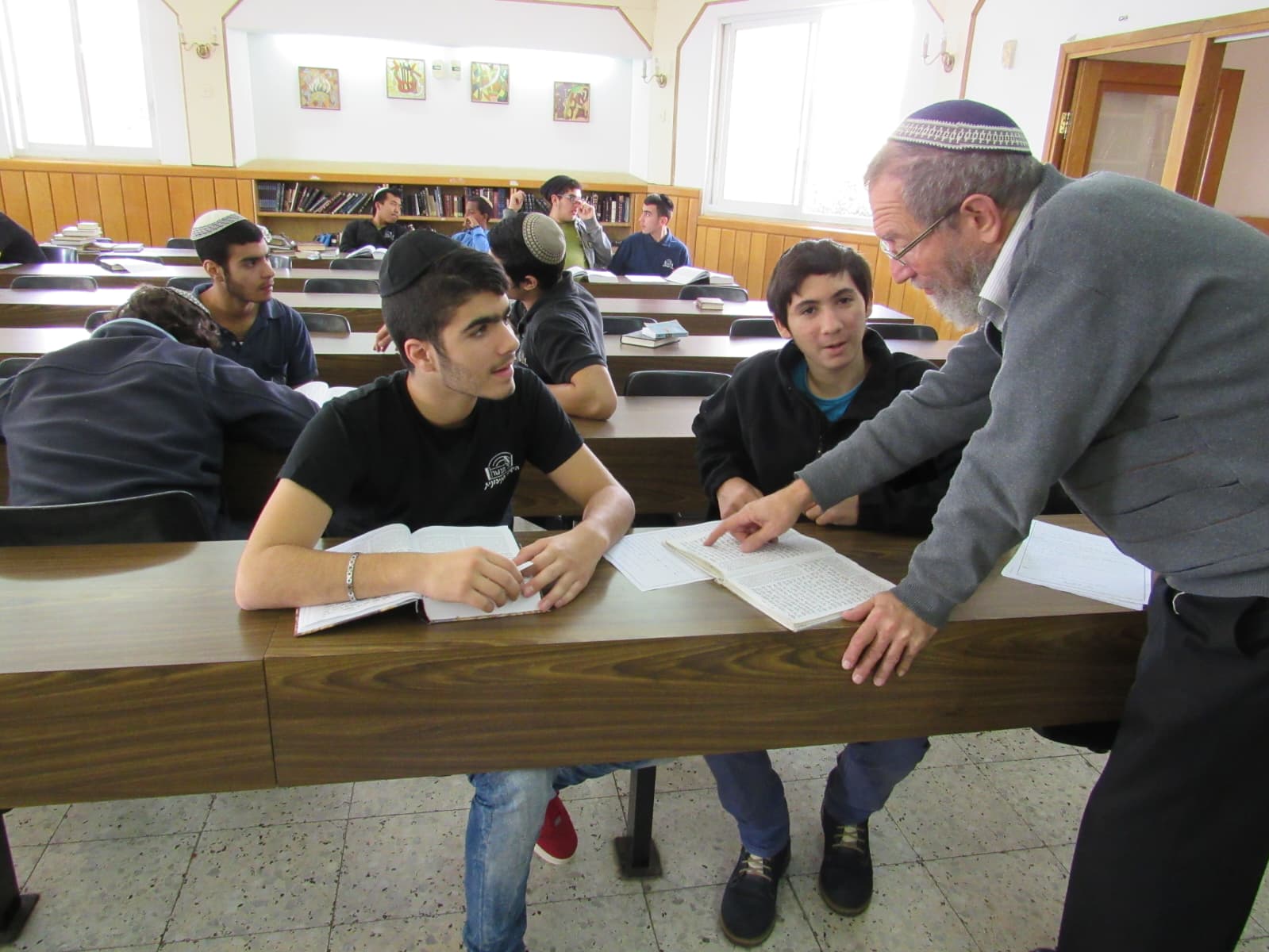 Rav enseignant la Guémara à des élèves dans le Beit Midrash